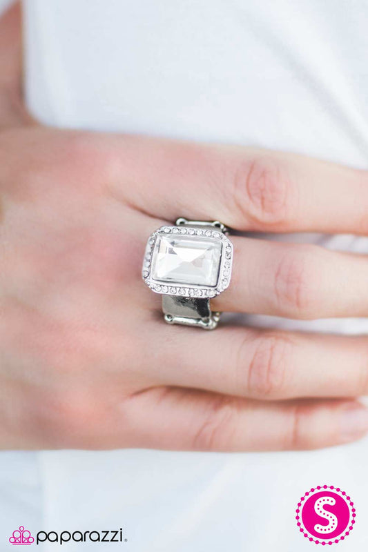 Queens Court - White - Paparazzi ring