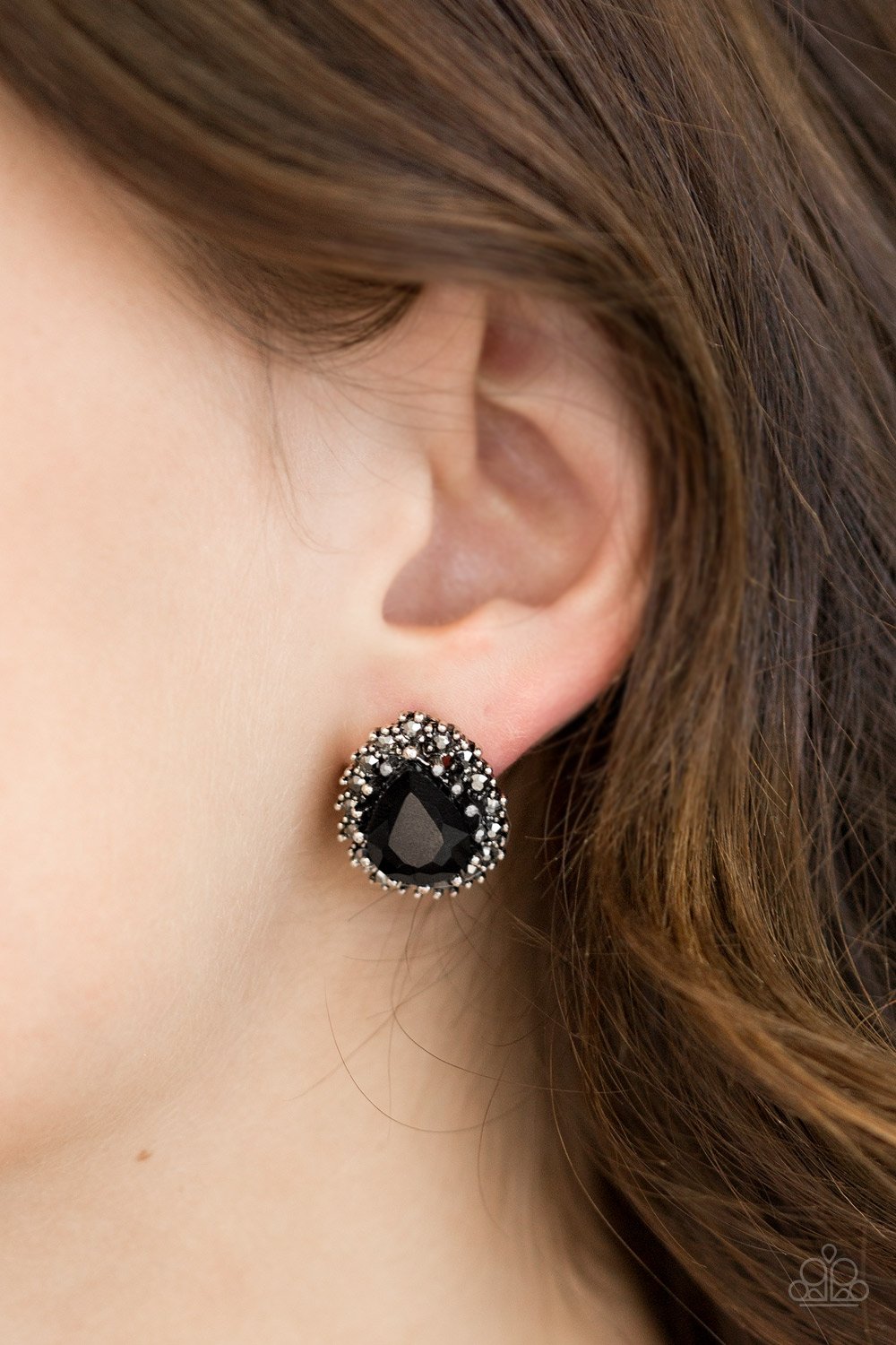 Quintessentially Queen - black - Paparazzi earrings