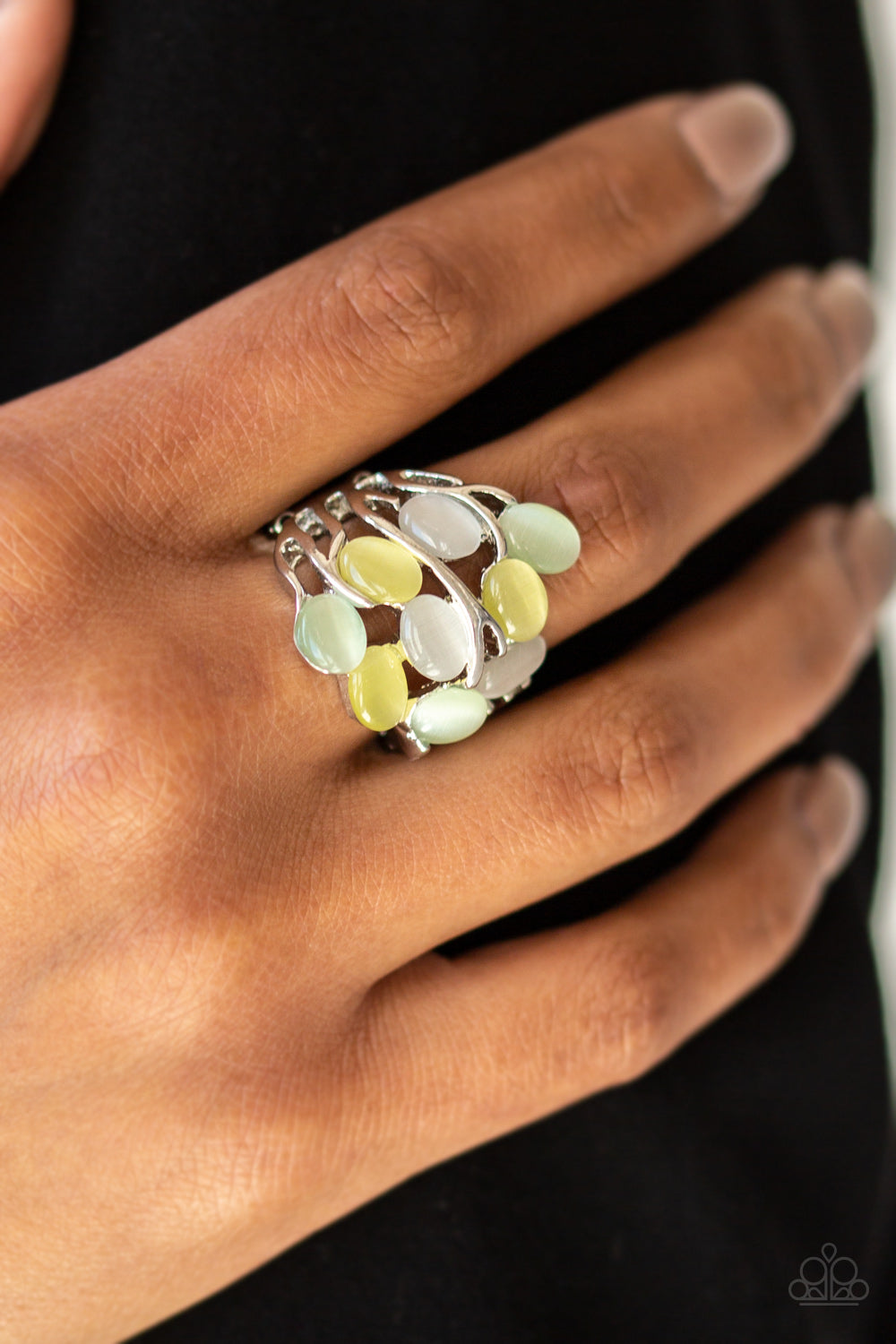 Really Starting to Glow on Me - green - Paparazzi ring
