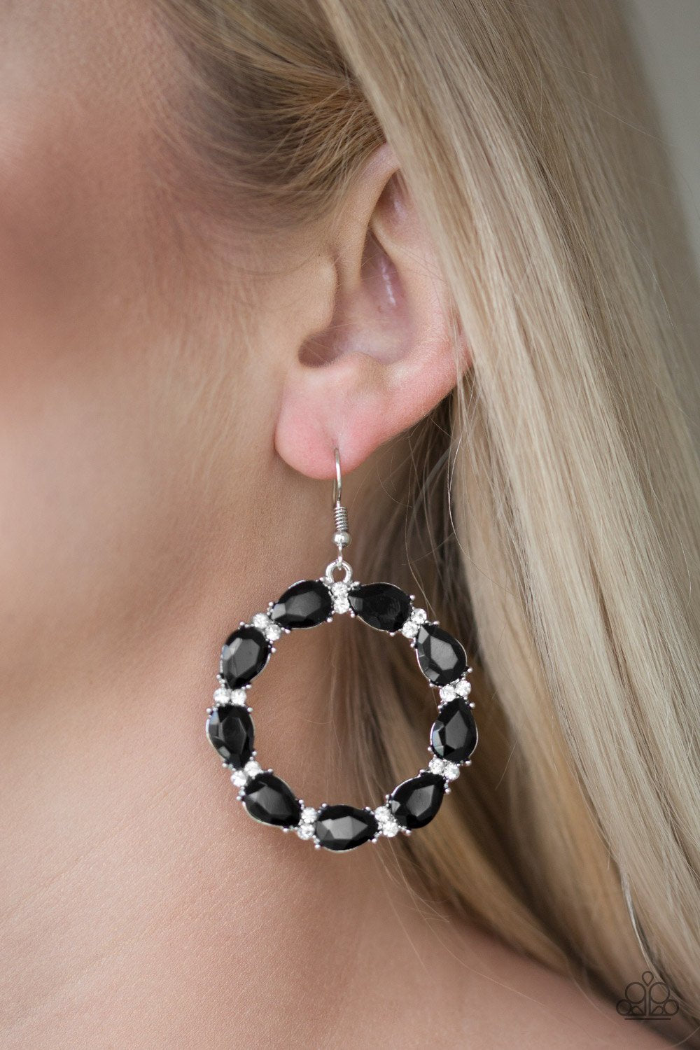 Ring Around the Rhinestones - black - Paparazzi earrings