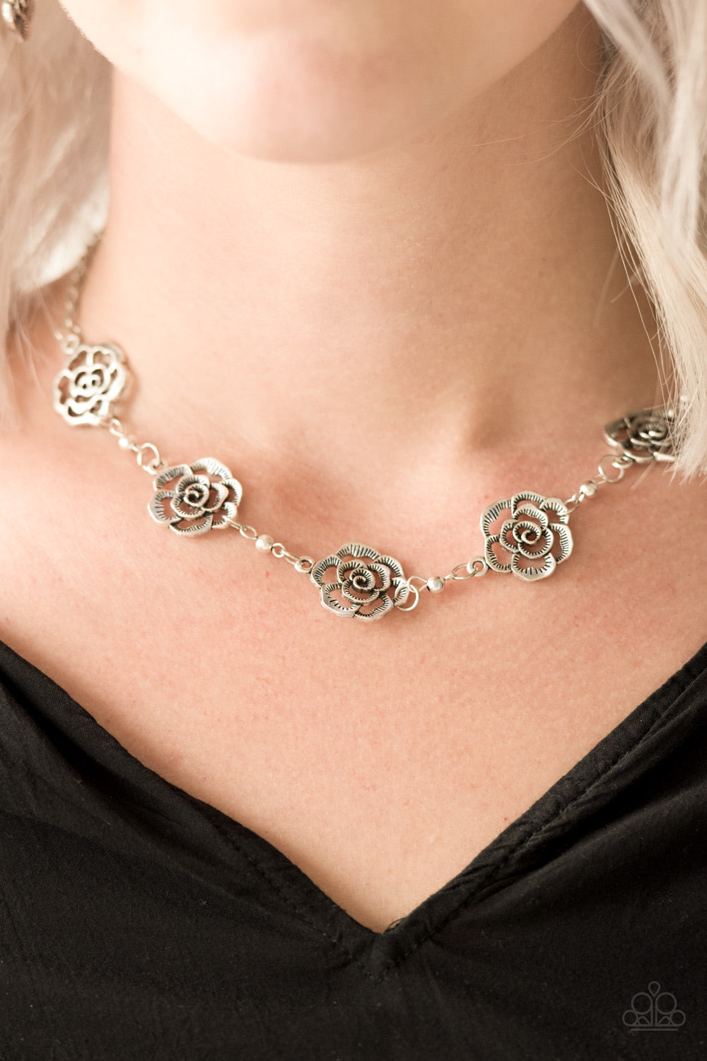 Rosebud Rapture - silver - Paparazzi necklace