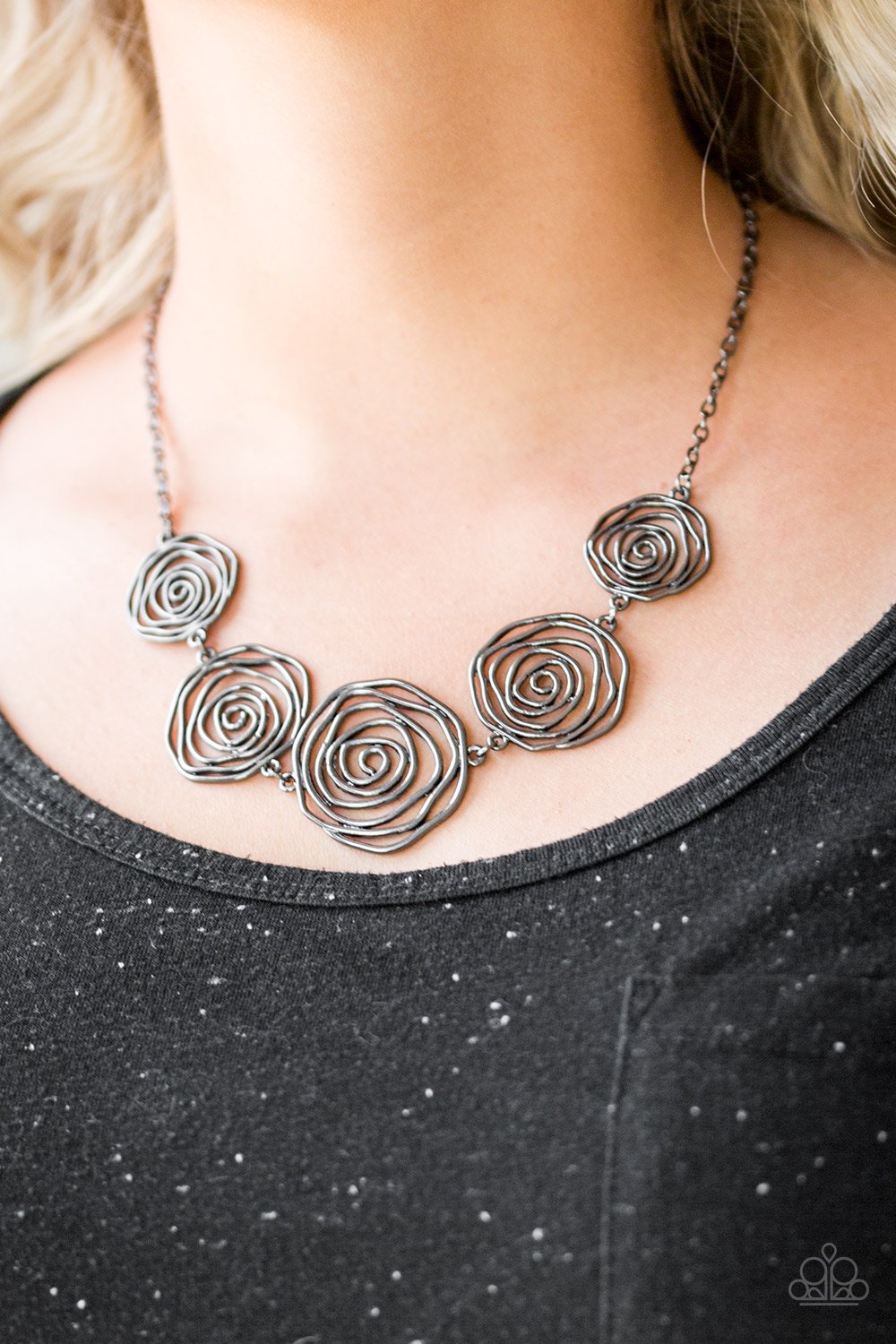 Rosy Rosette - black - Paparazzi necklace