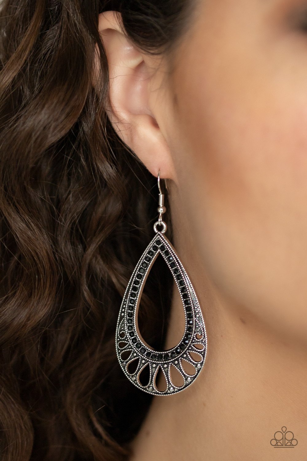 Royal Finesse - black - Paparazzi earrings