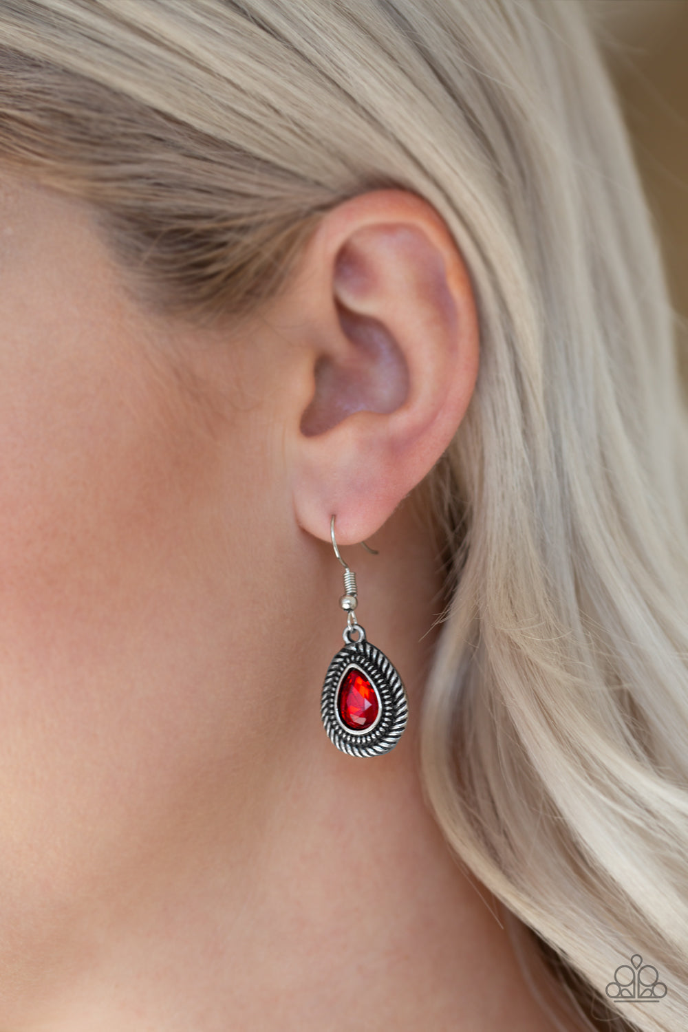 Sheen Queen - red - Paparazzi necklace