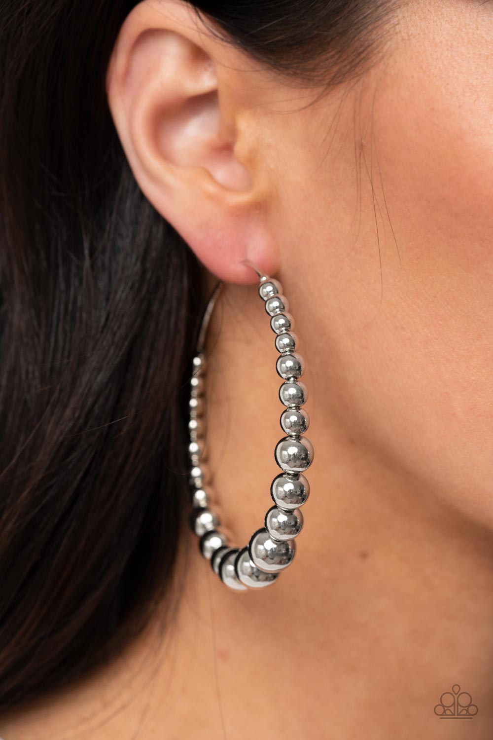 Show Off Your Curves - silver - Paparazzi earrings