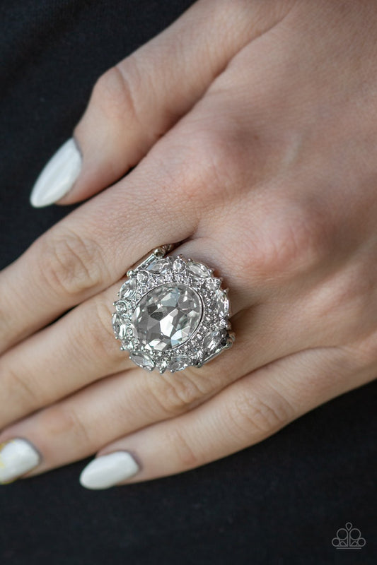 Show Glam-white-Paparazzi ring