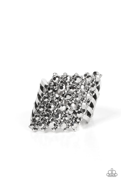 Slanted Smolder - silver - Paparazzi ring