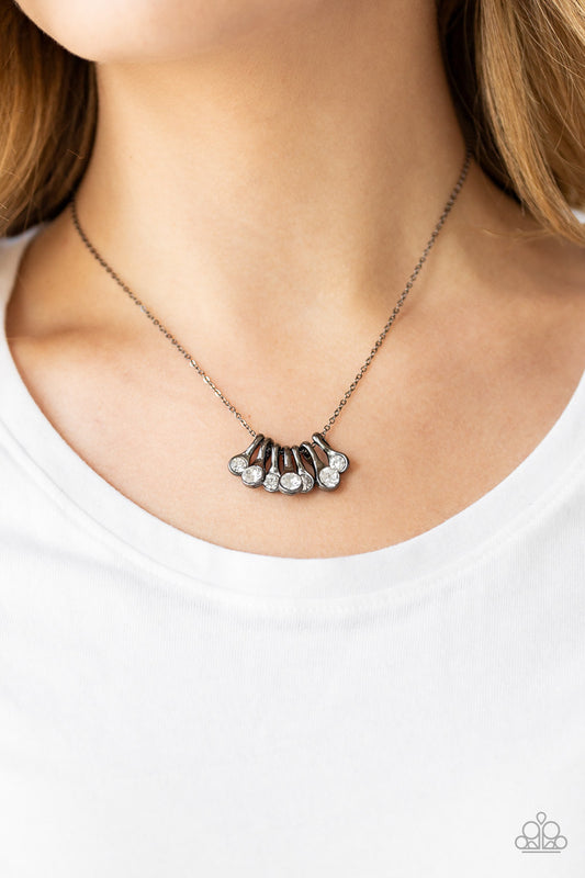 Slide Into Shimmer - black - Paparazzi necklace