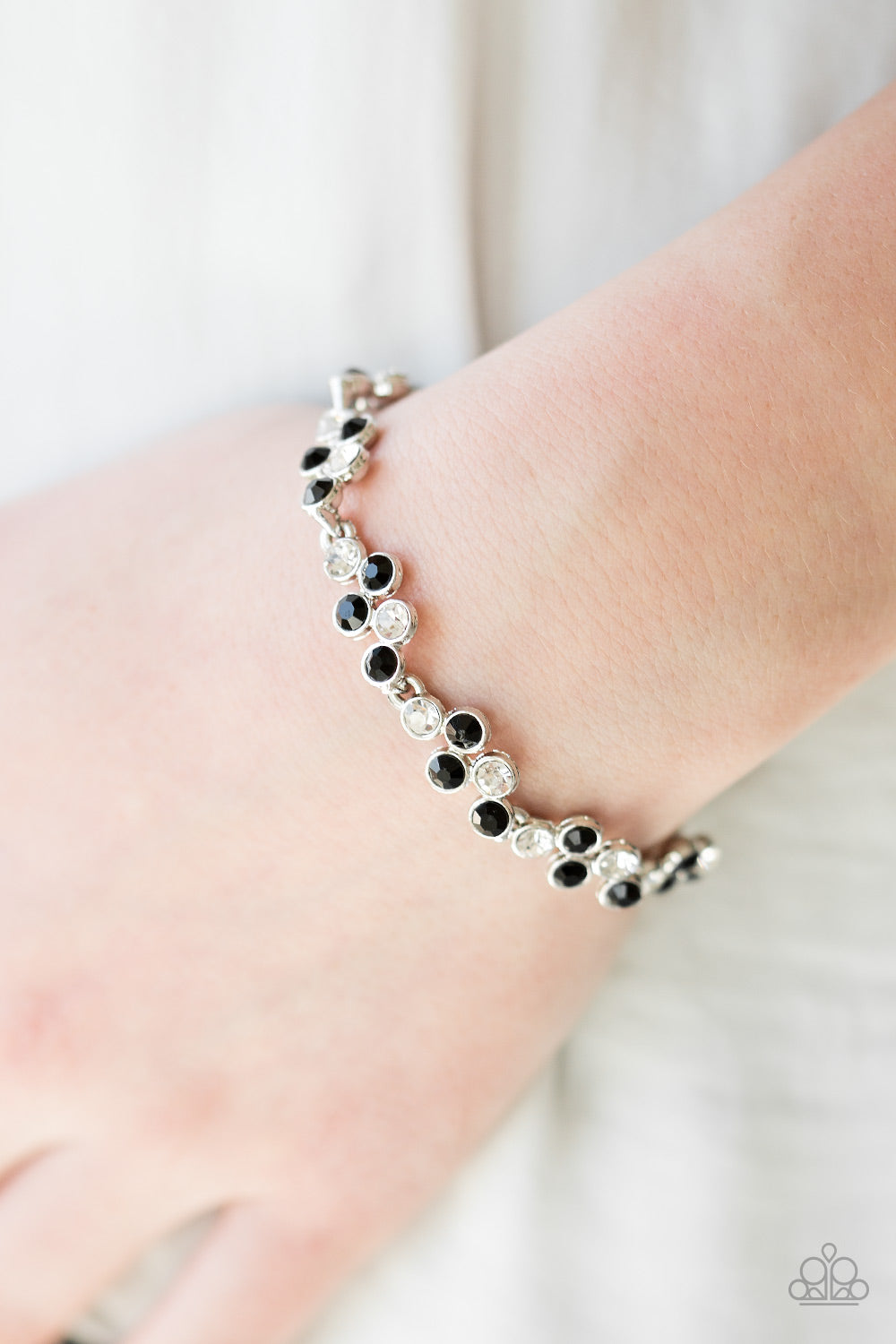 Still GLOWING Strong - black - Paparazzi bracelet