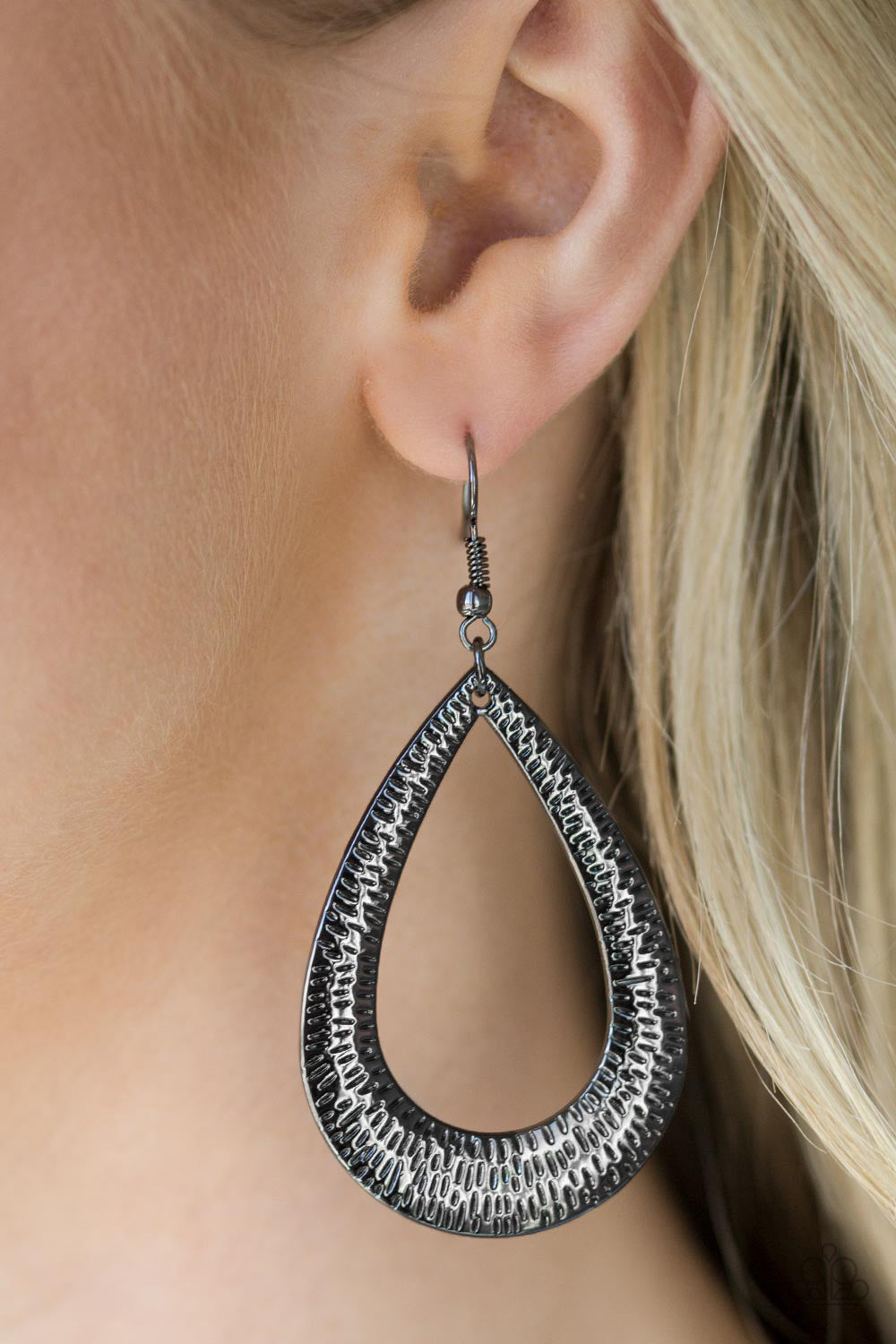 Straight Up Shimmer - black - Paparazzi earrings
