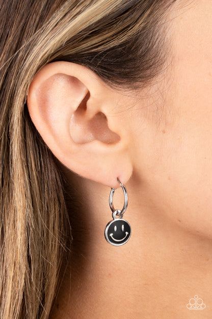Subtle Smile - black - Paparazzi earrings