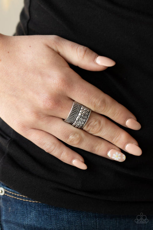 Tenacious Texture - silver - Paparazzi ring