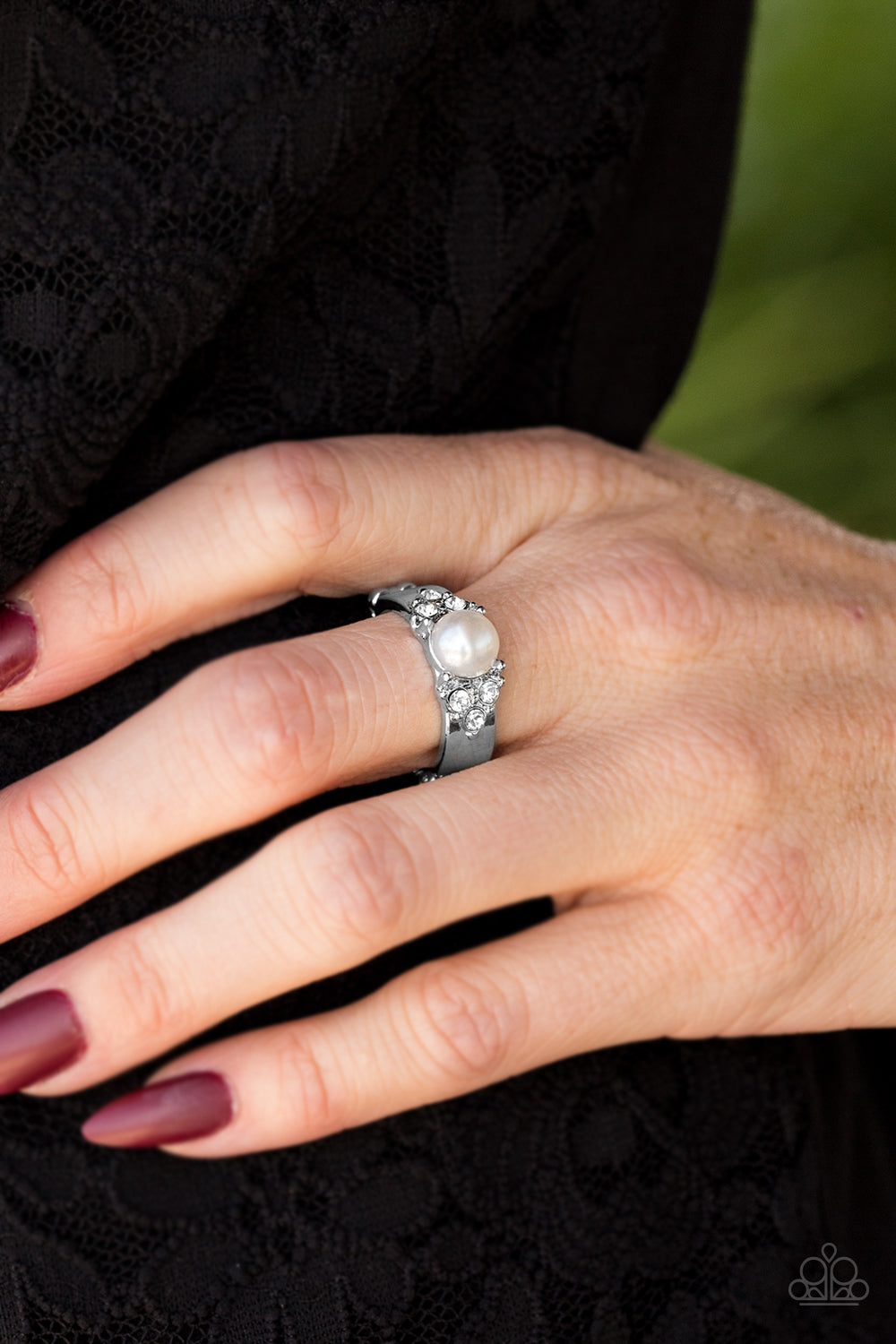 The Front Runner - white - Paparazzi ring