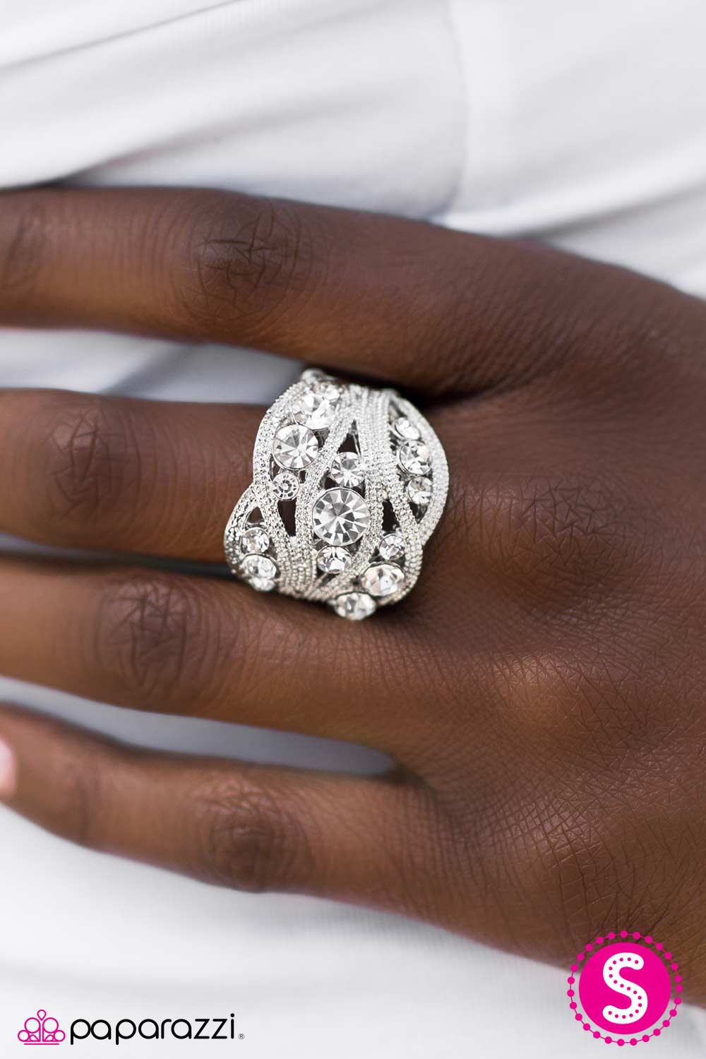 The Queen Has Arrived - White - Paparazzi ring