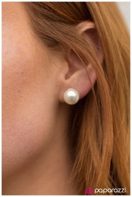 The Socialite - Paparazzi post earrings