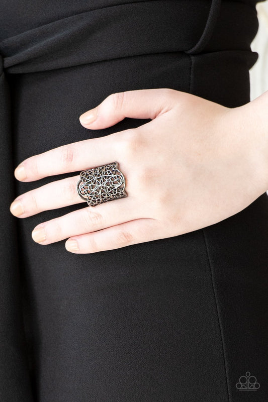 The Way You Make Me Frill - black - Paparazzi ring