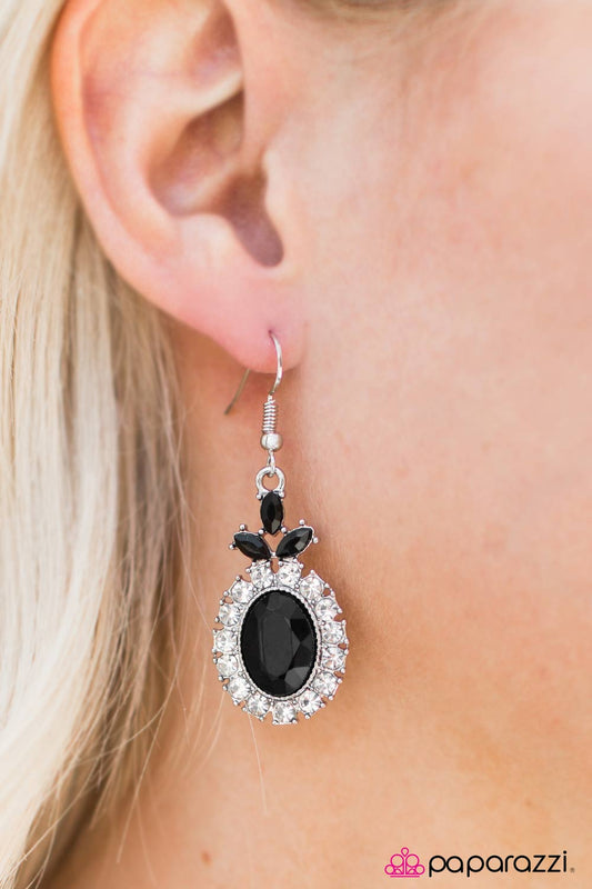 Think Like A Queen - Paparazzi earrings