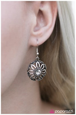 Treasure Hunt - Paparazzi earrings