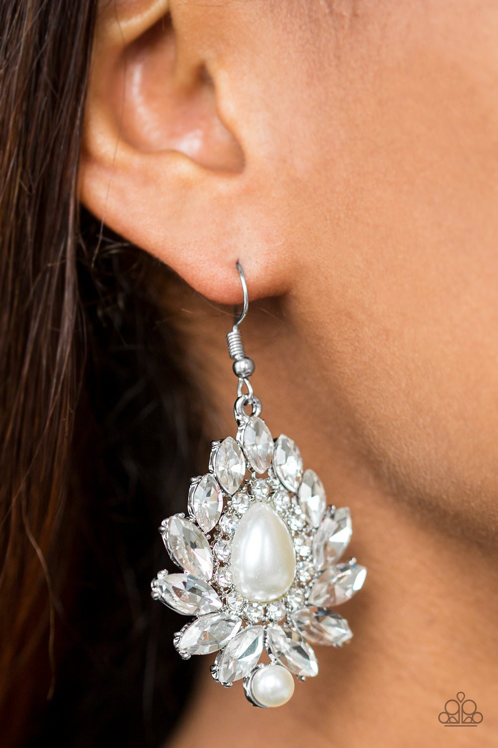 Trophy Trove - white - Paparazzi earrings