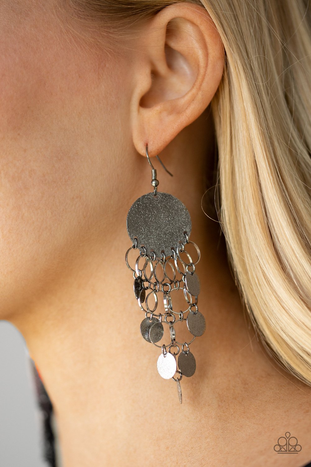Turn on the BRIGHTS - black - Paparazzi earrings