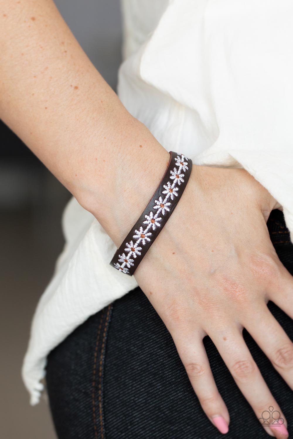 Wildflower Wayfarer - white - Paparazzi bracelet