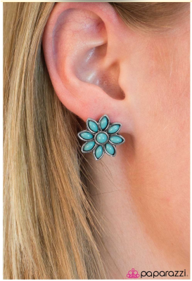 A Small Wonder - Paparazzi earrings