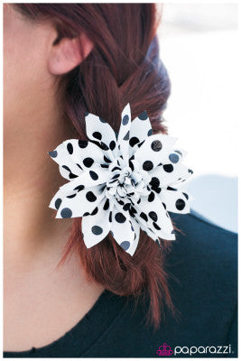 Put Me on the Spot - Paparazzi hair clip